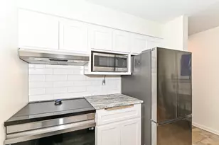 8525 W Waterford Ave, Greenfield, WI 53228 - Photo 16