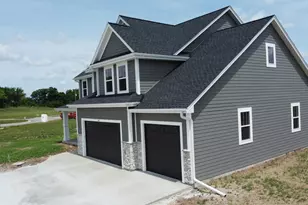 490 Talbots Woods Dr, Dousman, WI 53118 - Photo 2