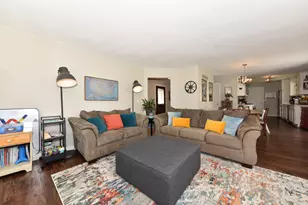 W163N10464 Ridgeview Ln, Germantown, WI 53022 - Photo 4