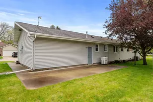904 Glenview Dr, Manitowoc, WI 54220 - Photo 18