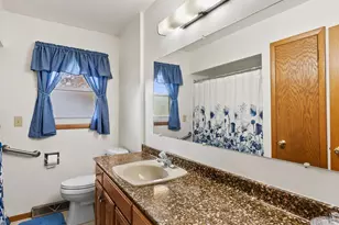 904 Glenview Dr, Manitowoc, WI 54220 - Photo 10