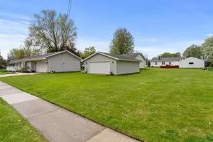 904 Glenview Dr, Manitowoc, WI 54220 - Photo 4
