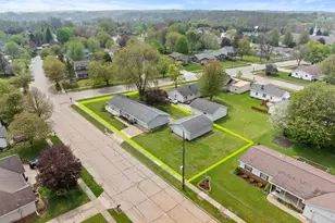 904 Glenview Dr, Manitowoc, WI 54220 - Photo 2