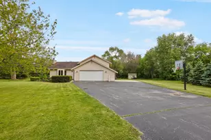 S92W35305 Barbary Ct, Eagle, WI 53119 - Photo 4