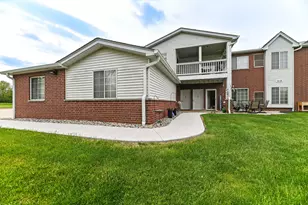 8200 Lexington Pl, Pleasant Prairie, WI 53158 - Photo 6