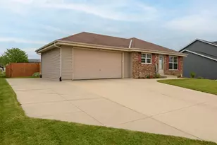 1510 Redtail Dr, Hartford, WI 53027 - Photo 2