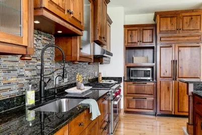 1313 N Franklin Pl #404, Milwaukee, WI 53202 - Photo 4