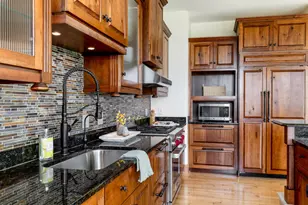 1313 N Franklin Pl, Milwaukee, WI 53202 - Photo 4