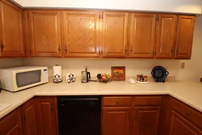2104  Camelot Blvd, Sheboygan, WI 53081 - Photo 6