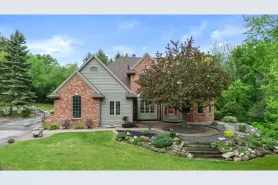 W275N1891  Cabin Creek Ct, Pewaukee, WI 53072 - Photo 2