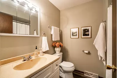 1704  Mohawk Ln, Waukesha, WI 53186 - Photo 10