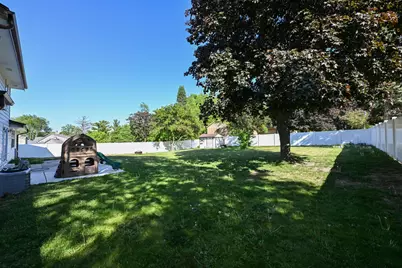 10045 W Meadow Dr, Greenfield, WI 53228 - Photo 36