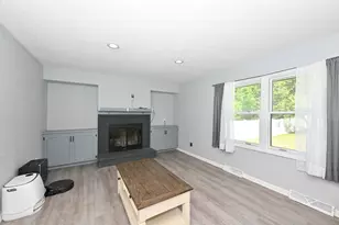 10045 W Meadow Dr, Greenfield, WI 53228 - Photo 18
