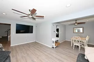 10045 W Meadow Dr, Greenfield, WI 53228 - Photo 8