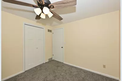 10045 W Meadow Dr, Greenfield, WI 53228 - Photo 22