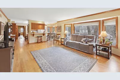 906  Scenic Heights Dr, Delafield, WI 53018 - Photo 4