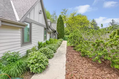906  Scenic Heights Dr, Delafield, WI 53018 - Photo 2