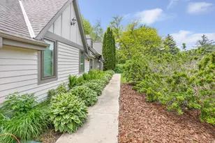 906 Scenic Heights Dr, Delafield, WI 53018 - Photo 2