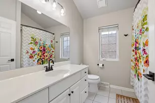 1739 N Warren Ave, Milwaukee, WI 53202 - Photo 28
