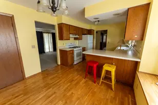 714 E Capitol Dr, Hartland, WI 53029 - Photo 6
