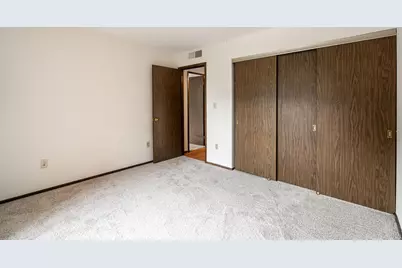 6100 W Stonehedge Dr #120, Greenfield, WI 53220 - Photo 14
