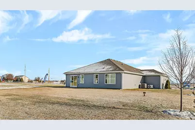 573  Revere St, Burlington, WI 53105 - Photo 2