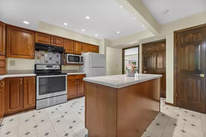 10312 N Versailles Ct, Mequon, WI 53092 - Photo 14
