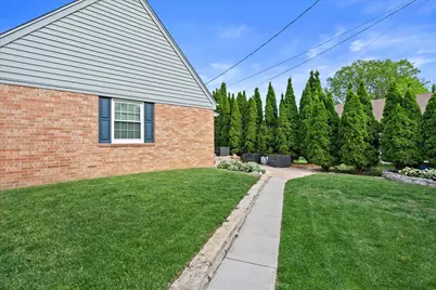 8905 W Meinecke Ave, Wauwatosa, WI 53226 - Photo 22