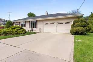 2014 Lexington Dr, Manitowoc, WI 54220 - Photo 1