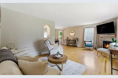 W62N321  Hanover Ave, Cedarburg, WI 53012 - Photo 4