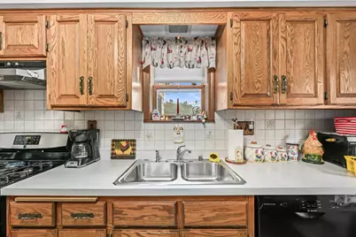 3664 S Whitnall Ave, Milwaukee, WI 53207 - Photo 20