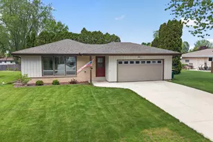 508 Whitegate Dr, Saukville, WI 53080 - Photo 2