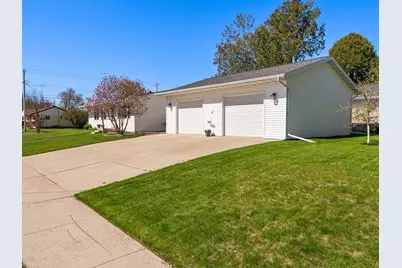 1422 S 35th St, Manitowoc, WI 54220 - Photo 2