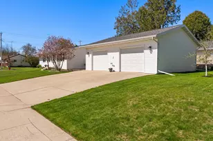 1422 S 35th St, Manitowoc, WI 54220 - Photo 2