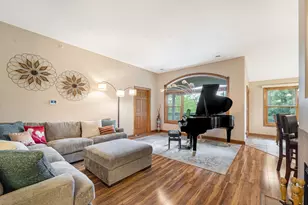 7571 W Tuckaway Pines Cir, Franklin, WI 53132 - Photo 6
