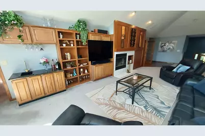 8404 S 68th St, Franklin, WI 53132 - Photo 6