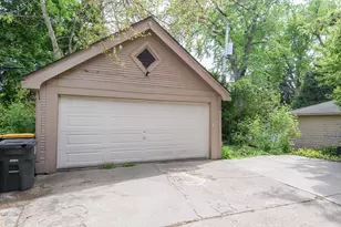 6221 W Lloyd St, Wauwatosa, WI 53213 - Photo 26
