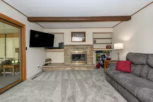 W164N9918 Robins Way, Germantown, WI 53022 - Photo 6