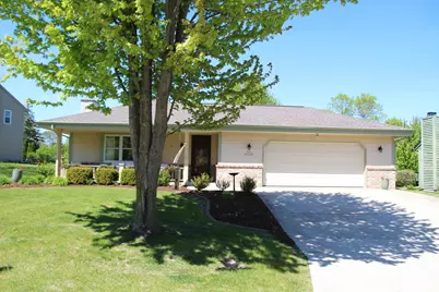 N77W15970  Settlers Ct, Menomonee Falls, WI 53051 - Photo 2