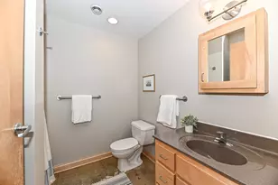 904 E Pearson St, Milwaukee, WI 53202 - Photo 26