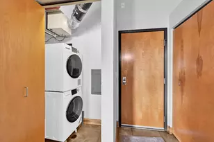 904 E Pearson St, Milwaukee, WI 53202 - Photo 24