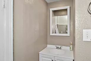 212 N 70th St, Milwaukee, WI 53213 - Photo 32