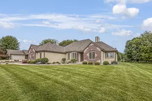 N22W26746 Shooting Star Rd, Pewaukee, WI 53072 - Photo 2