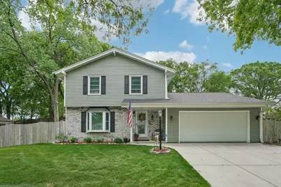 1009  Canterbury Ln, Waukesha, WI 53188 - Photo 2