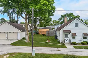 2015 Vanburen St, New Holstein, WI 53061 - Photo 24