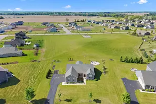 463 Chasefield Dr, Williams Bay, WI 53191 - Photo 2