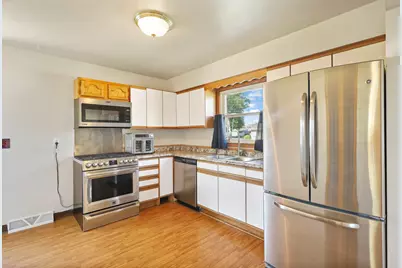 1109 S 36th St, Manitowoc, WI 54220 - Photo 10