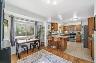 7035 N Rockledge Ave, Glendale, WI 53209 - Photo 8