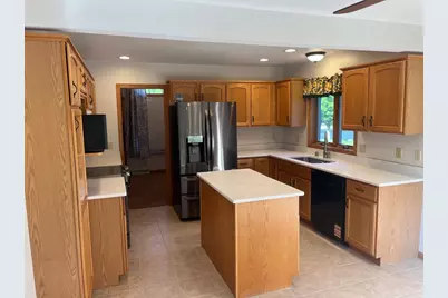 241  Quail Cir, West Bend, WI 53095 - Photo 4