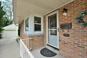 122 N Maple Terrace, Oconomowoc, WI 53072 - Photo 2